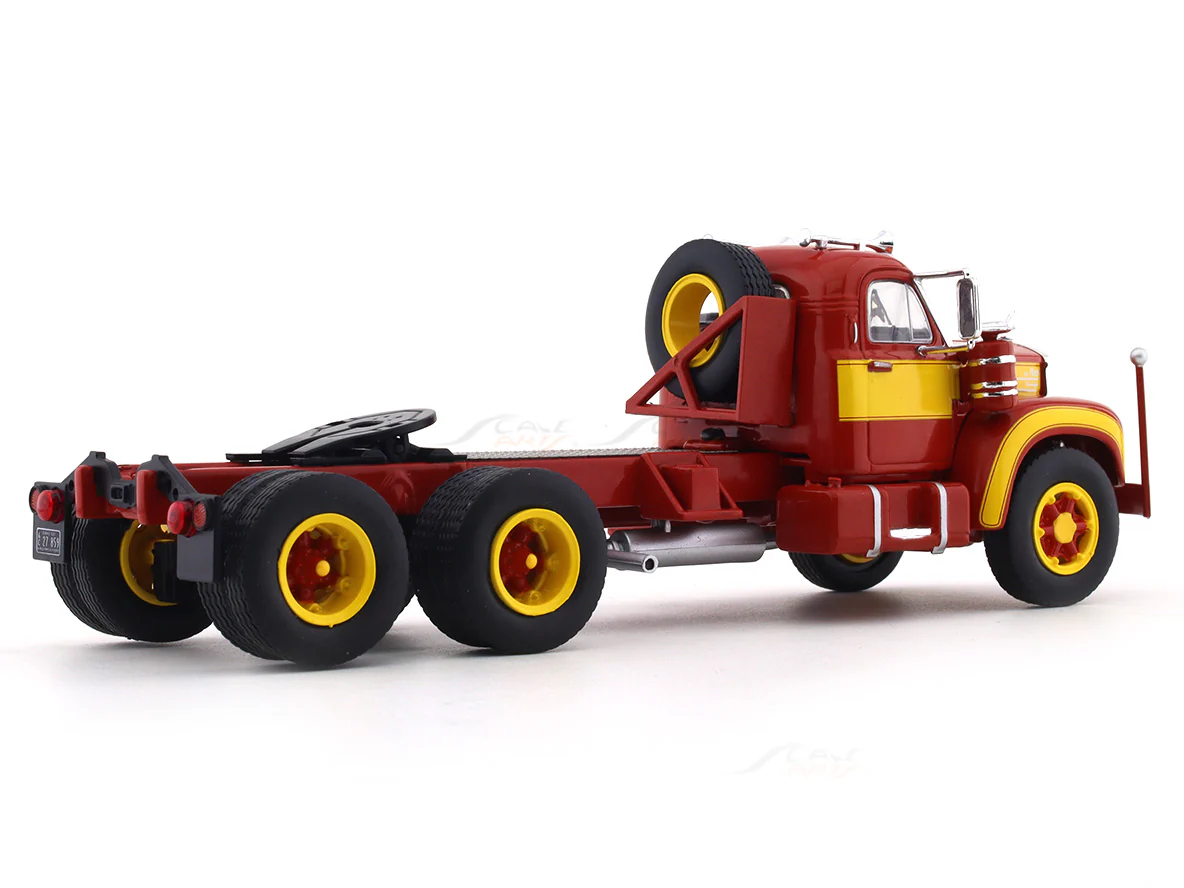 1953 Mack B61 red 1:43 IXO diecast scale model truck collectible - Image 4