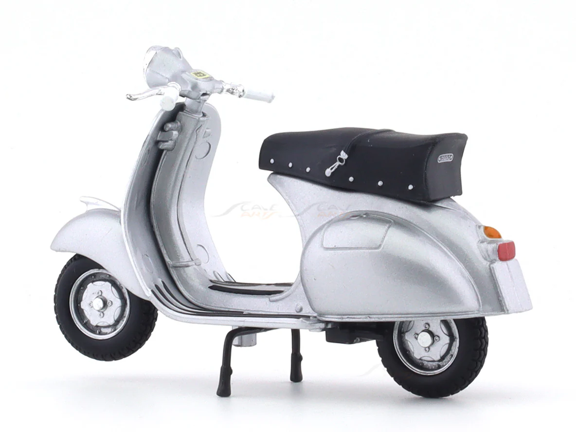 1958 Vespa 150 GS 1:18 diecast scale model scooter bike collectible - Image 3