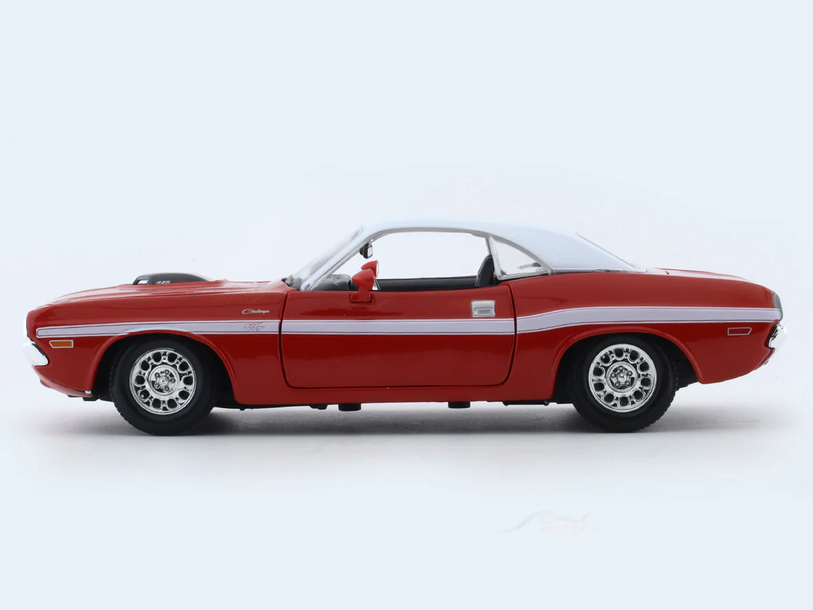 1970 Dodge Challenger R/T Coupe red 1:24 Maisto licensed diecast Scale Model car - Image 2