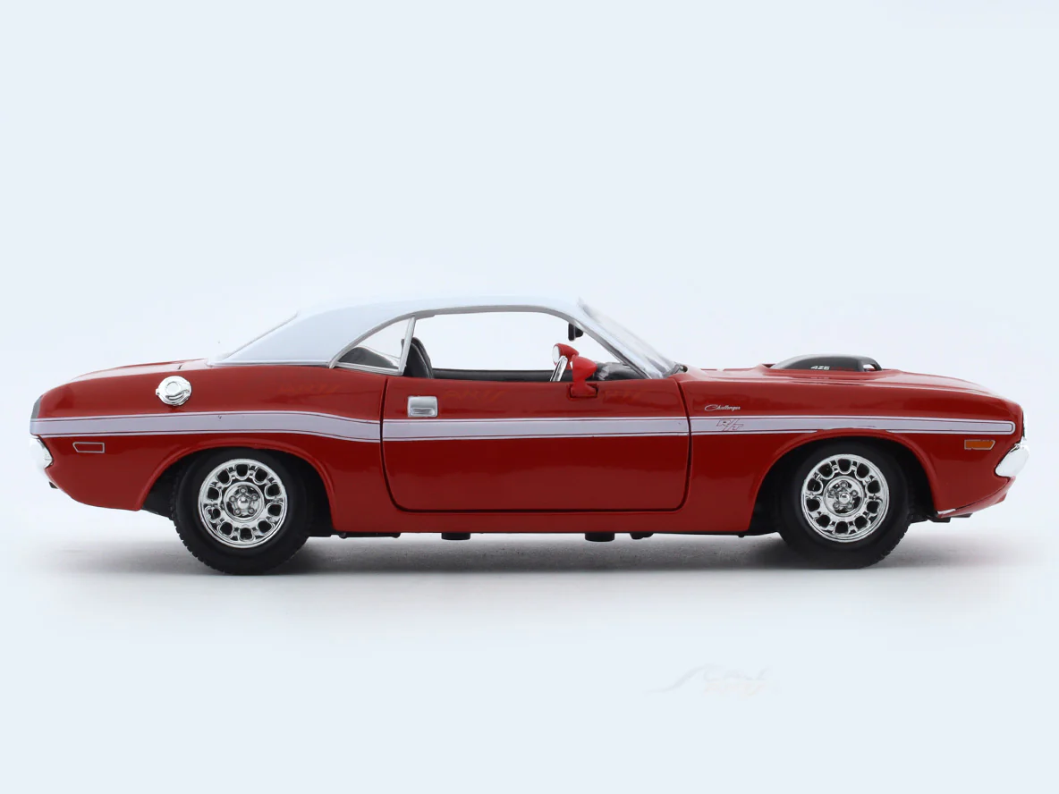 1970 Dodge Challenger R/T Coupe red 1:24 Maisto licensed diecast Scale Model car - Image 5