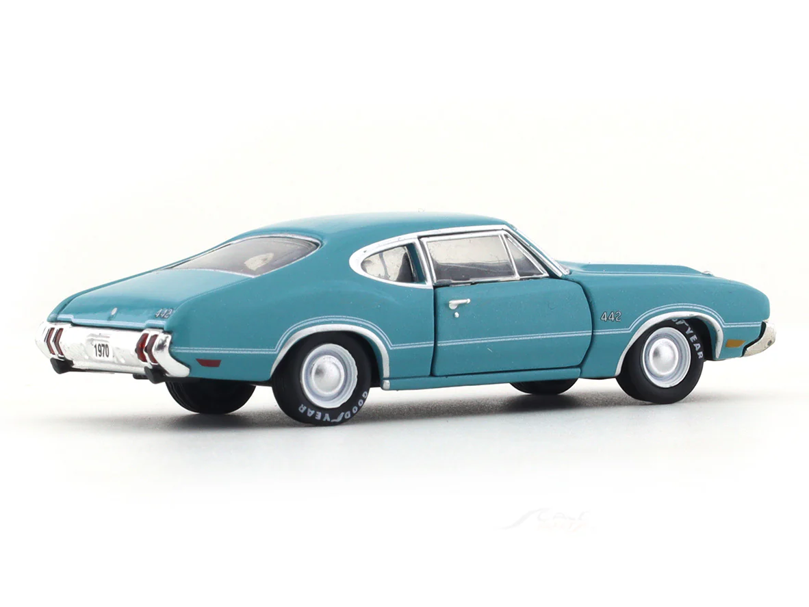 1970 Oldsmobile Cutlass 442 1:64 M2 Machines diecast scale model collectible - Image 4