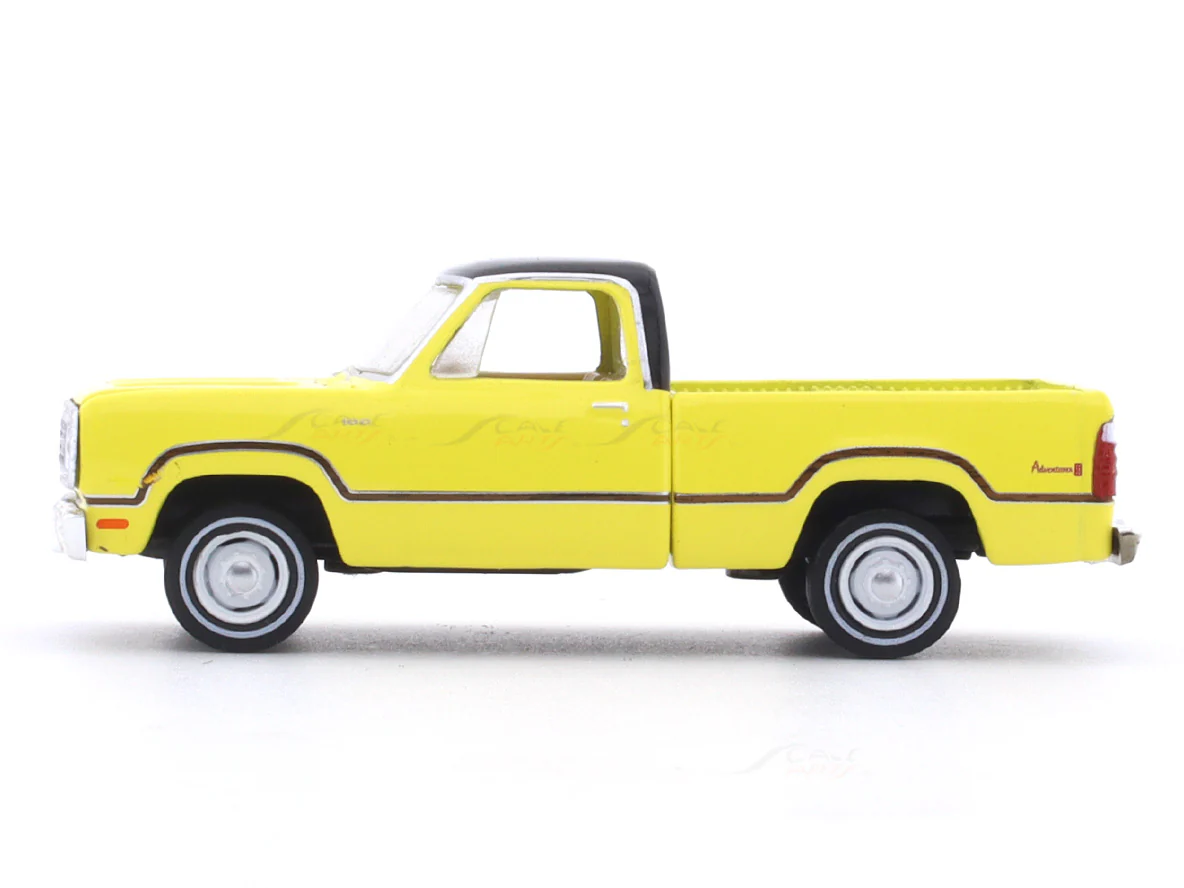 1972 Dodge Adventure S E yellow 1:64 M2 Machines licensed diecast scale model car 32500-89 - Image 2