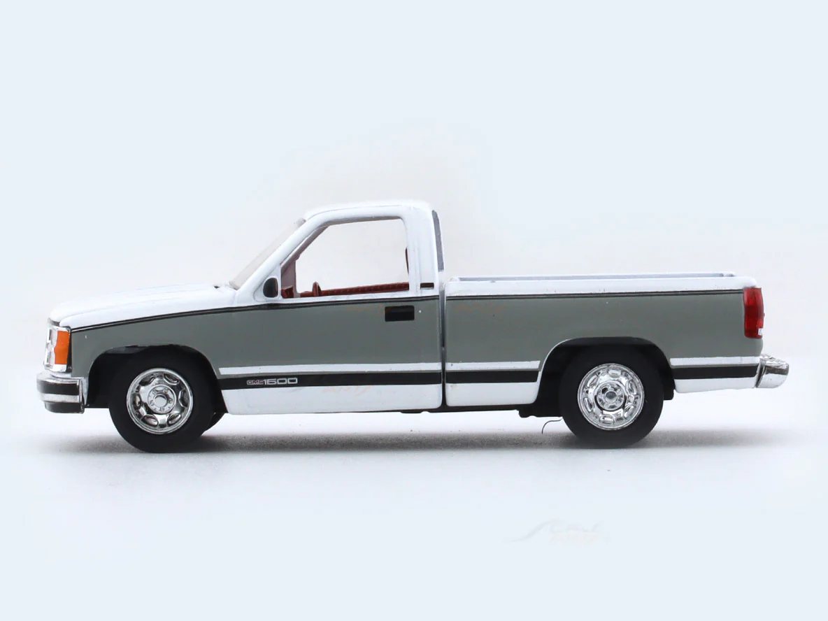 1988 GMC Sierra 1500 1:64 M2 Machines diecast hauler scale model - Image 2