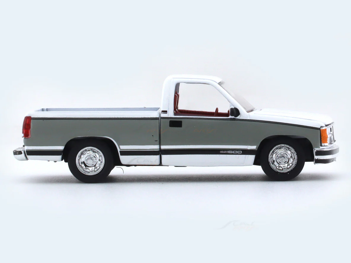 1988 GMC Sierra 1500 1:64 M2 Machines diecast hauler scale model - Image 5