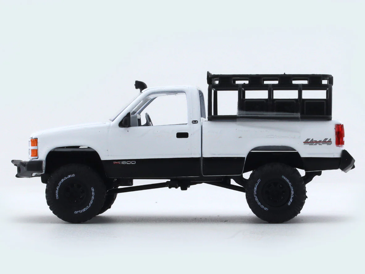 1998 GMC Sierra 1500 4x4 white 1:64 M2 Machines diecast scale model collectible - Image 2