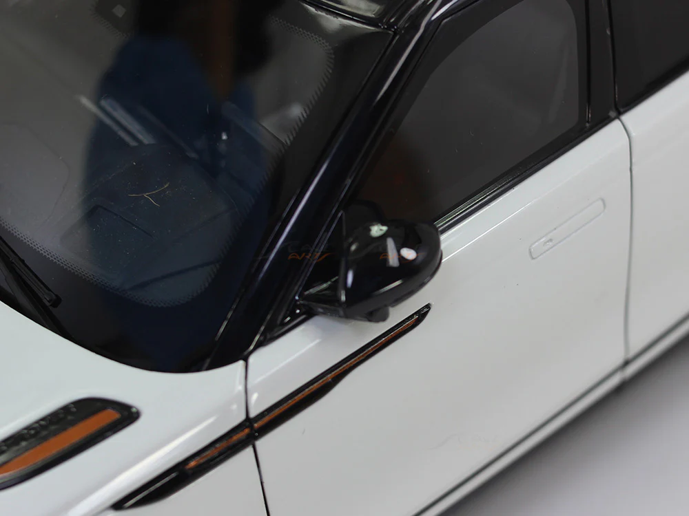 2018 Land Rover Range Rover Velar First Edition white 1:18 LCD models diecast scale car - Image 18