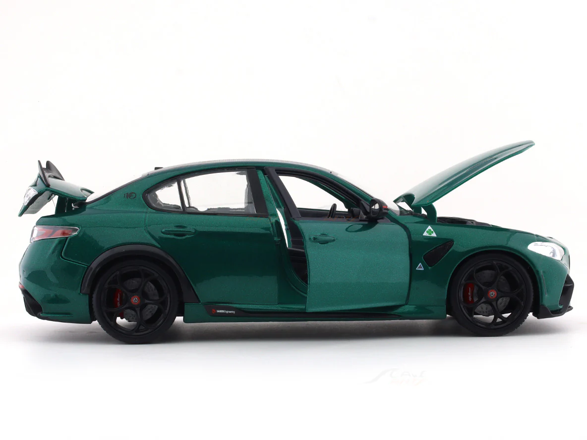2020 Alfa-Romeo Giulia GTA green 1:18 Bburago diecast Scale Model collectible - Image 11