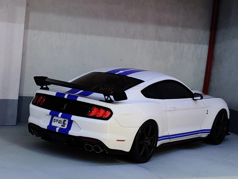 2020 Ford Mustang GT500 Fast Track white 1:18 Solido diecast Scale Model Car - Image 11