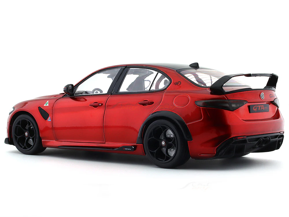 2021 Alfa Romeo Giulia GTA 1:18 Solido diecast Scale Model collectible - Image 3