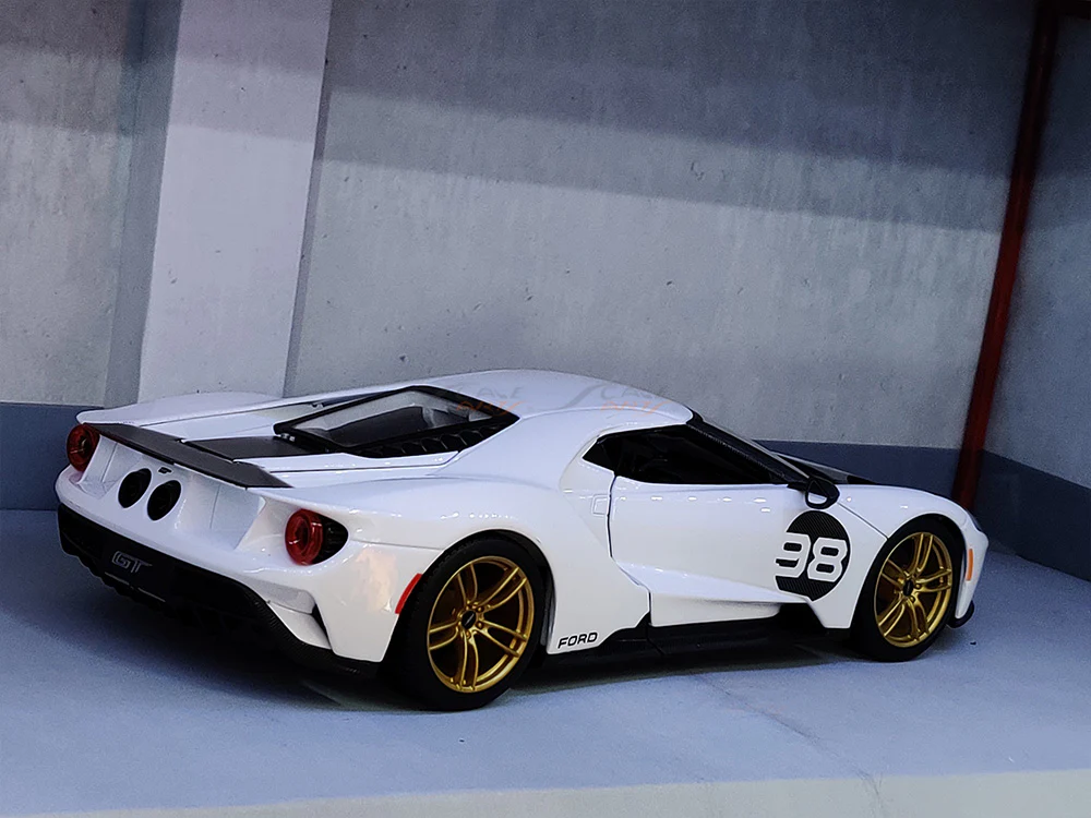 2021 Ford GT Heritage Edition 1:18 Maisto diecast Scale Model car - Image 9