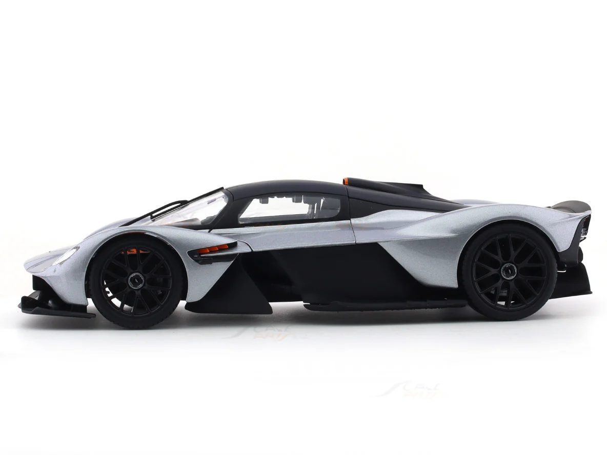 2022 Aston-Martin Valkyrie silver 1:18 Maisto licensed diecast scale model car collectible - Image 2