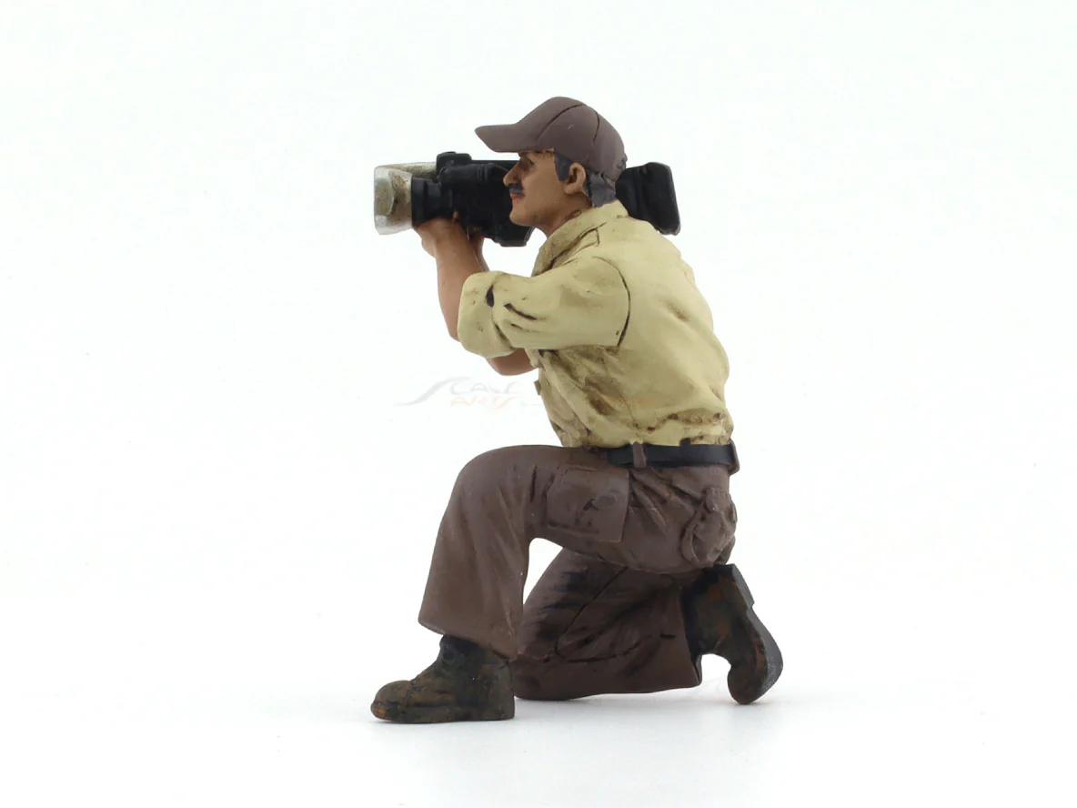 4x4 Mechanic 7 1:18 American Diorama Figure for scale models - Image 2
