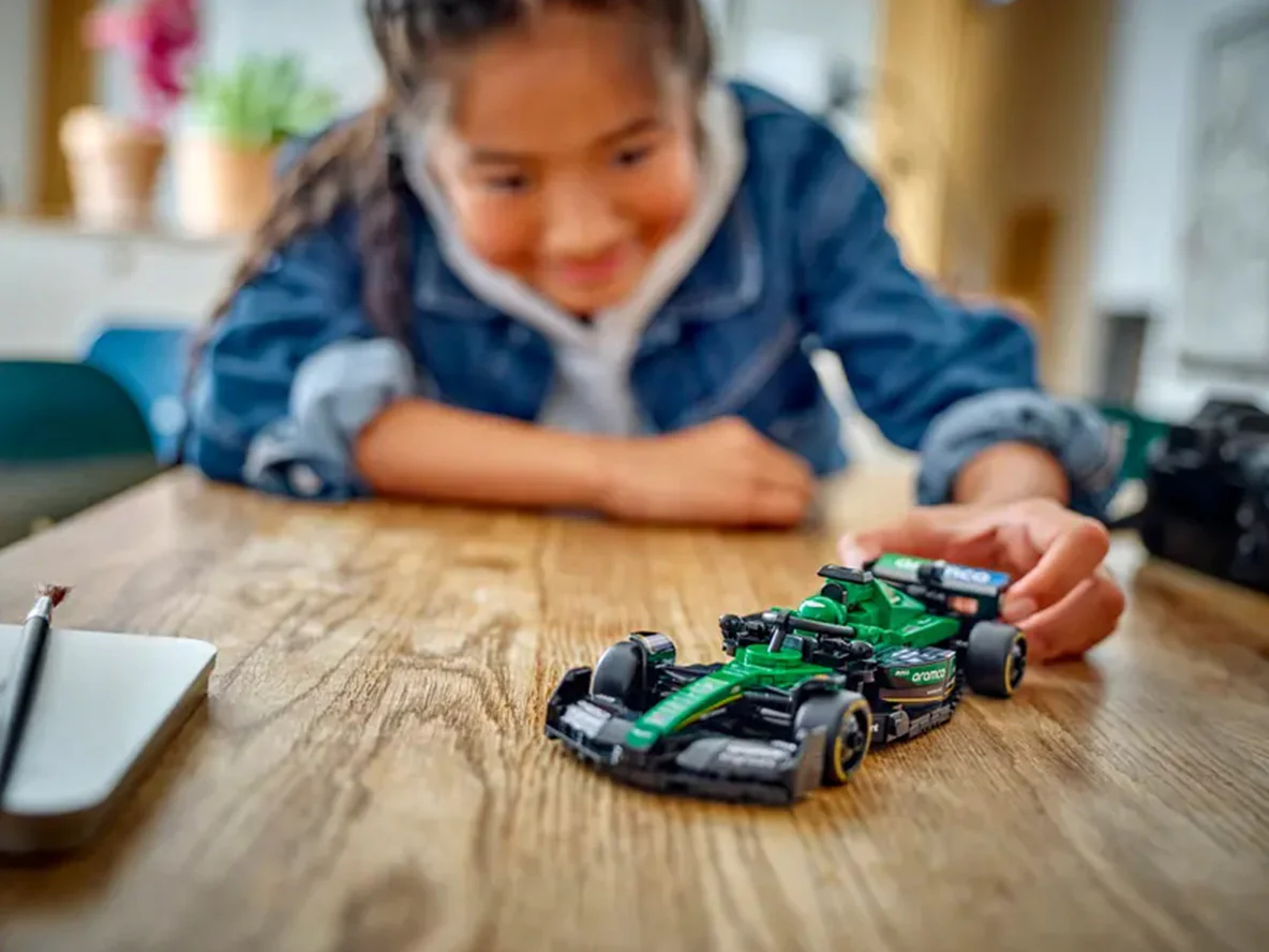 Aston Martin Aramco F1 AMR24 Race Car : LEGO set - Image 8