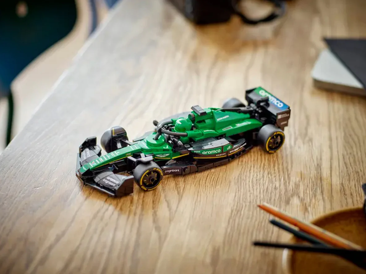 Aston Martin Aramco F1 AMR24 Race Car : LEGO set - Image 9