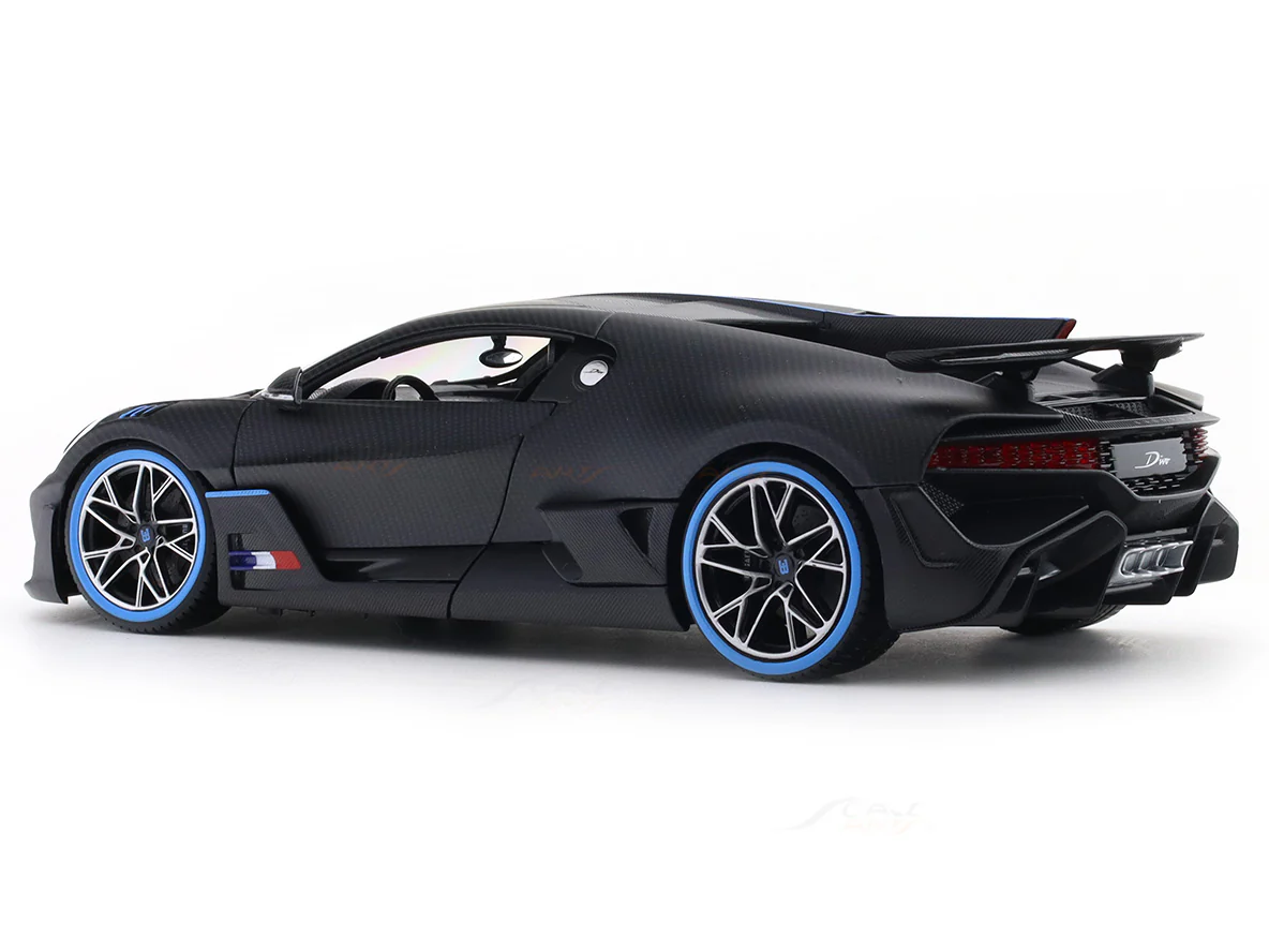 Bugatti Divo 50th Anniversary Carbon fiber 1:18 Bburago licensed diecast scale model collectible - Image 3