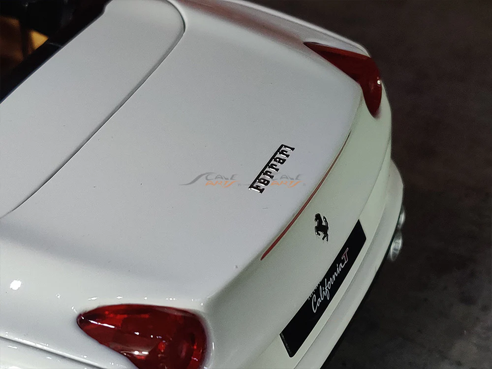 Ferrari California T Signature Series 1:18 Bburago diecast Scale Model car - Image 11