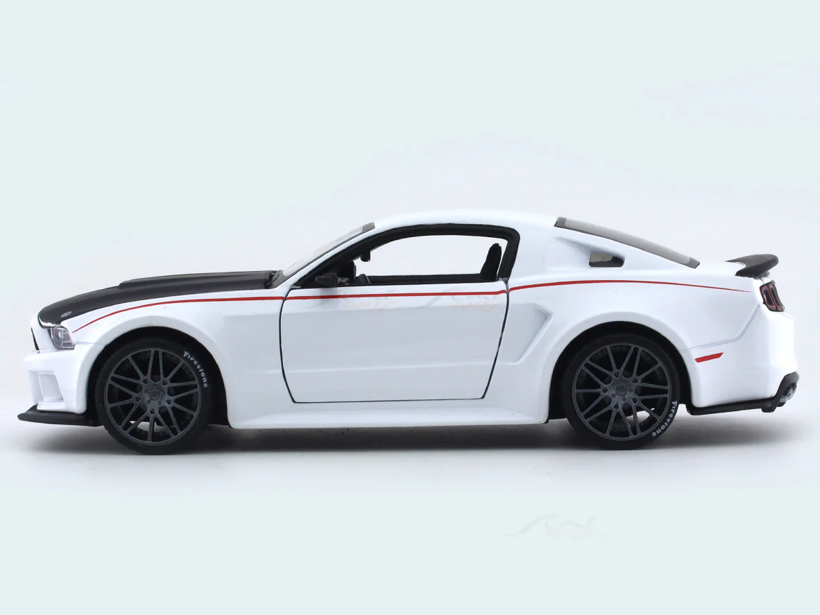 Ford Mustang Streetracer white 1:24 Maisto diecast alloy scale model car - Image 2