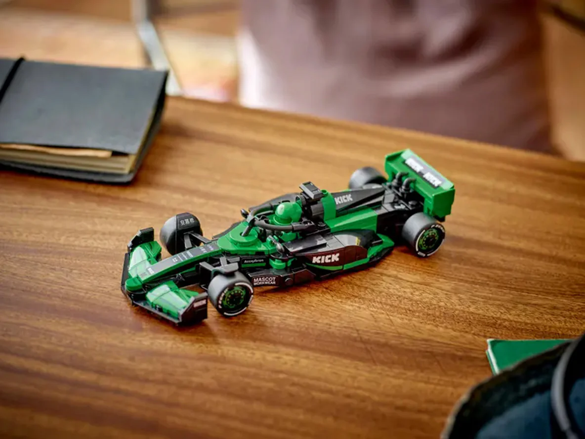 KICK Sauber F1 Team C44 Race Car : LEGO set - Image 4