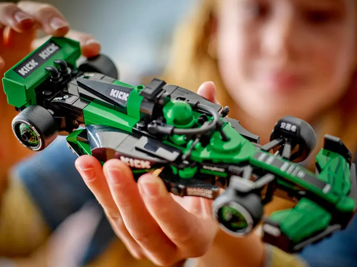 KICK Sauber F1 Team C44 Race Car : LEGO set - Image 5