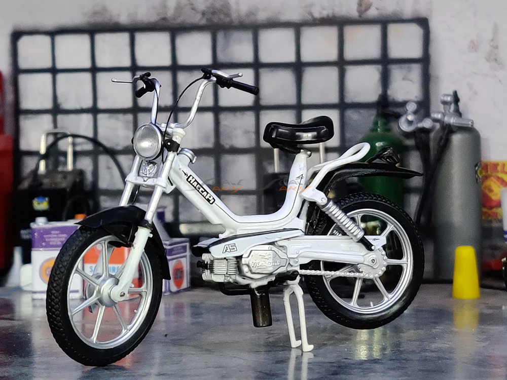 Malaguti Haccapi 1:18 Leo Models diecast scale model bike - Image 4