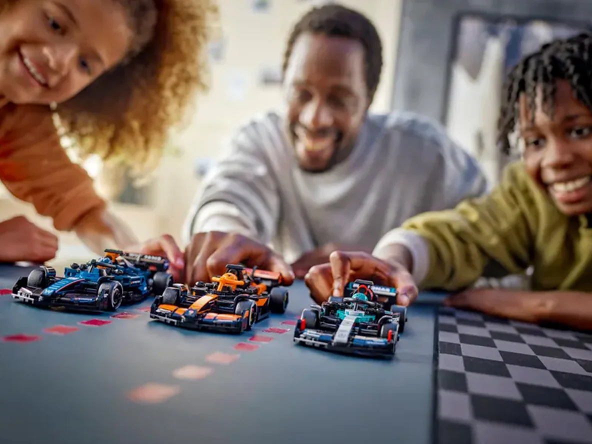 Mercedes-AMG F1 W15 Race Car : LEGO set - Image 3