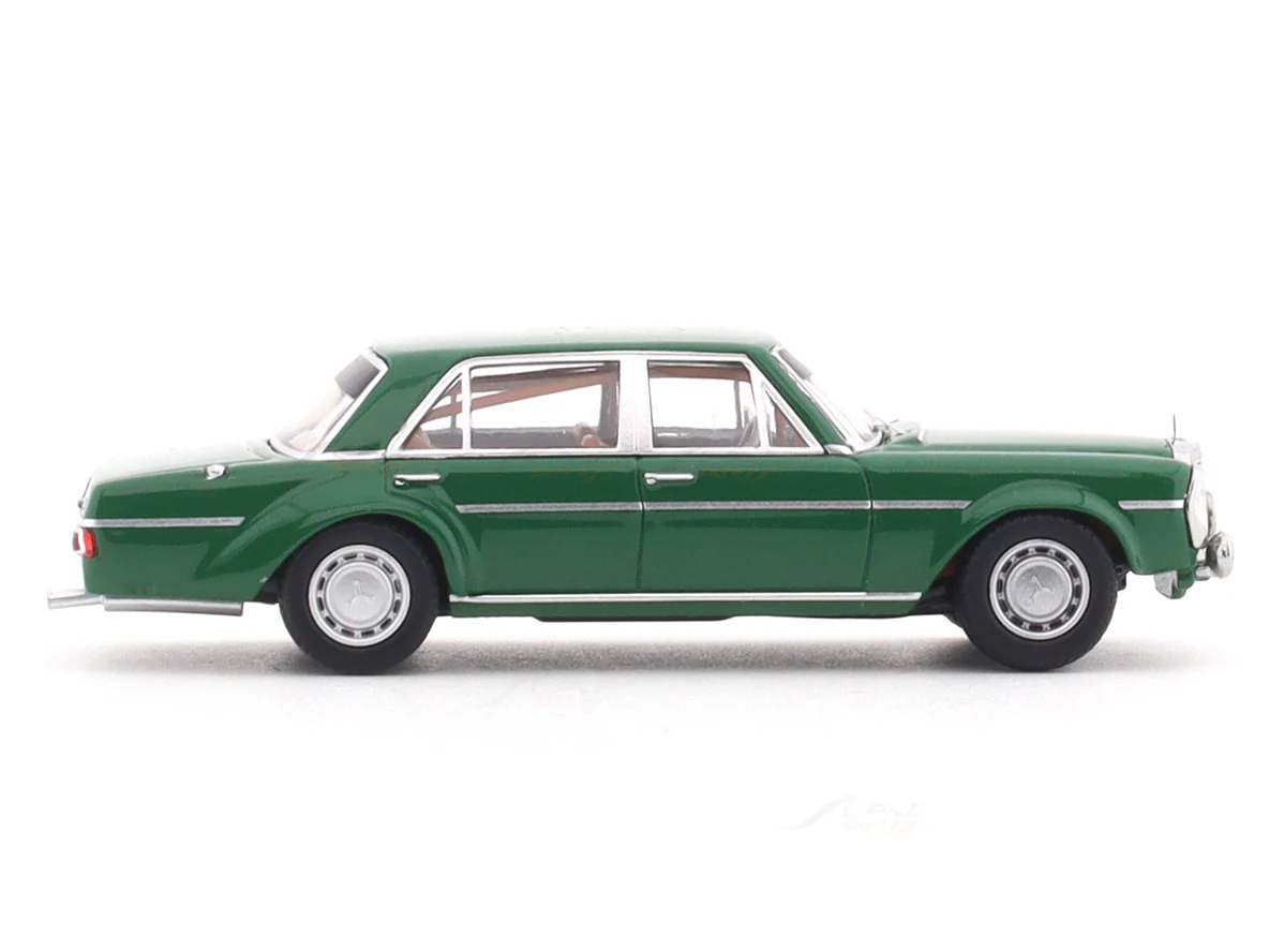 Mercedes-Benz 300 SEL 6.3 V8 W109 green 1:64 BSC diecast scale model car - Image 5