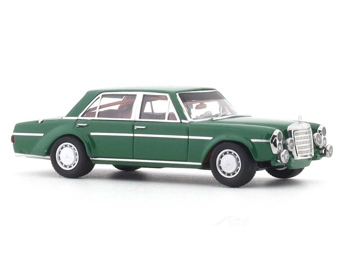 Mercedes-Benz 300 SEL 6.3 V8 W109 green 1:64 BSC diecast scale model car - Image 6