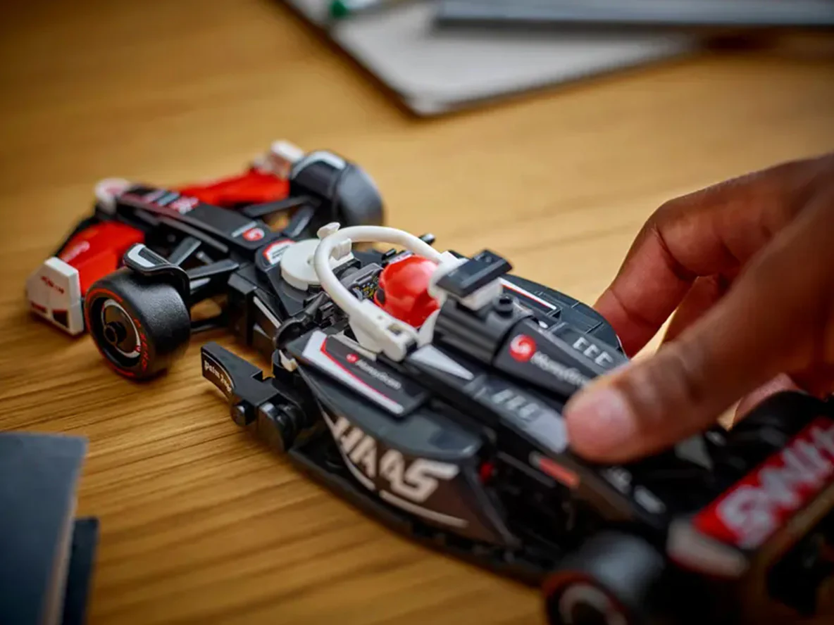 MoneyGram Haas F1 Team VF-24 Race Car : LEGO set - Image 4