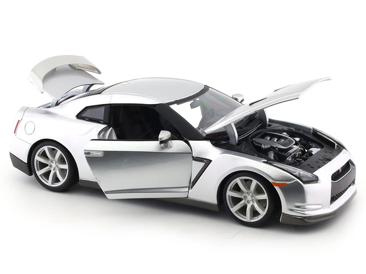 Nissan GT-R R35 silver 1:18 Bburago licensed diecast scale model car collectible - Image 16